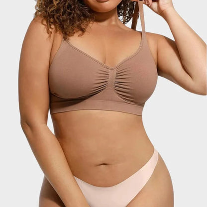 woman wearing seamless everyday bra in pink colour
