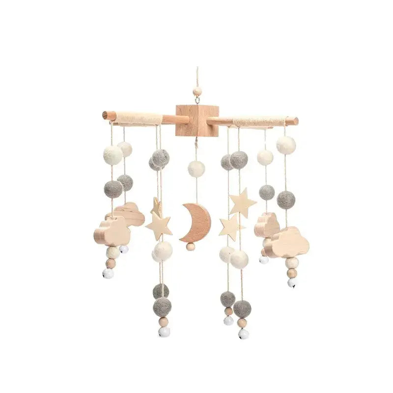 PT: close dos ursinhos de pelúcia pendurados no móbile de madeira